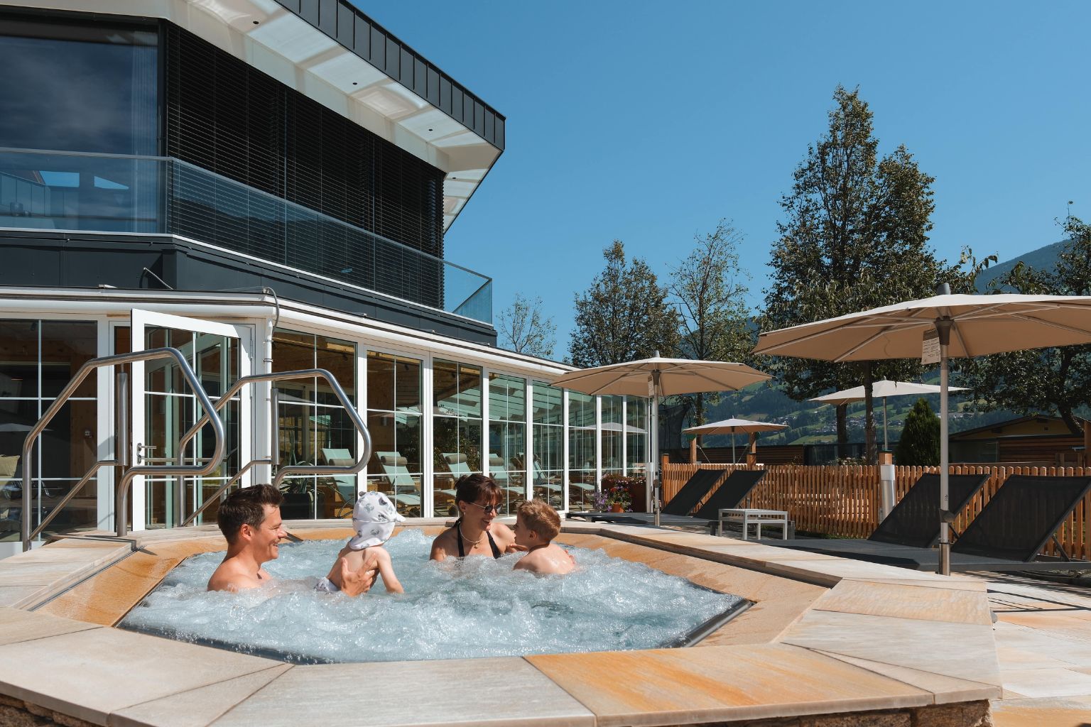 Familienzeit im Whirpool im Hotel Held