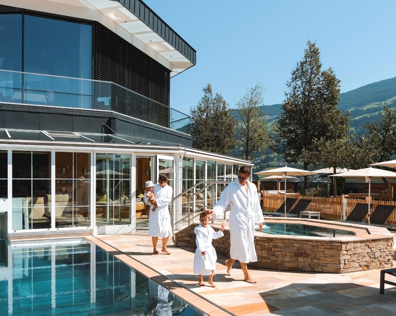 Familie auf dem Weg zum Pool