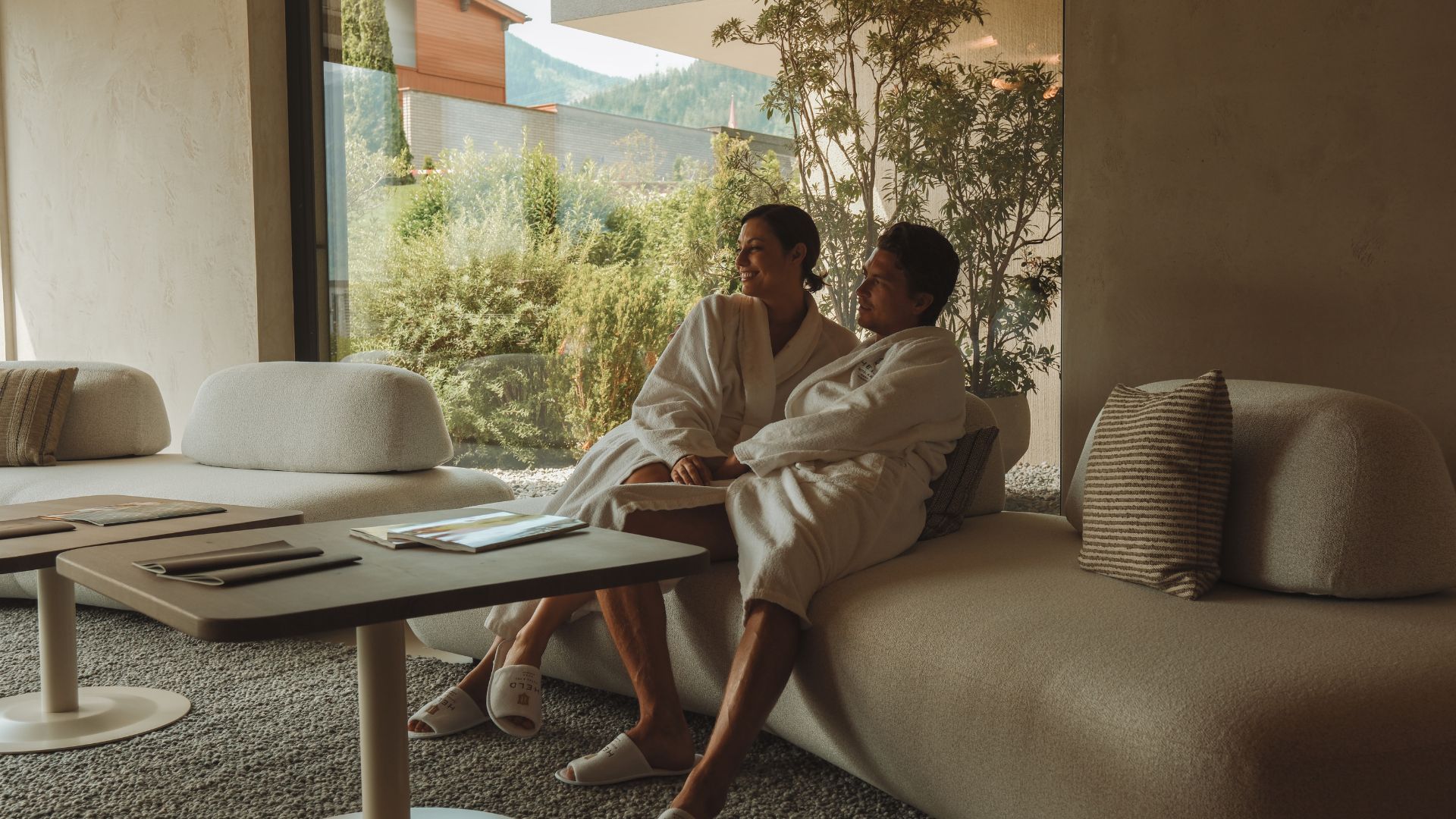 Exklusive SPA-Treatments buchen Paar im Wellnessbereich