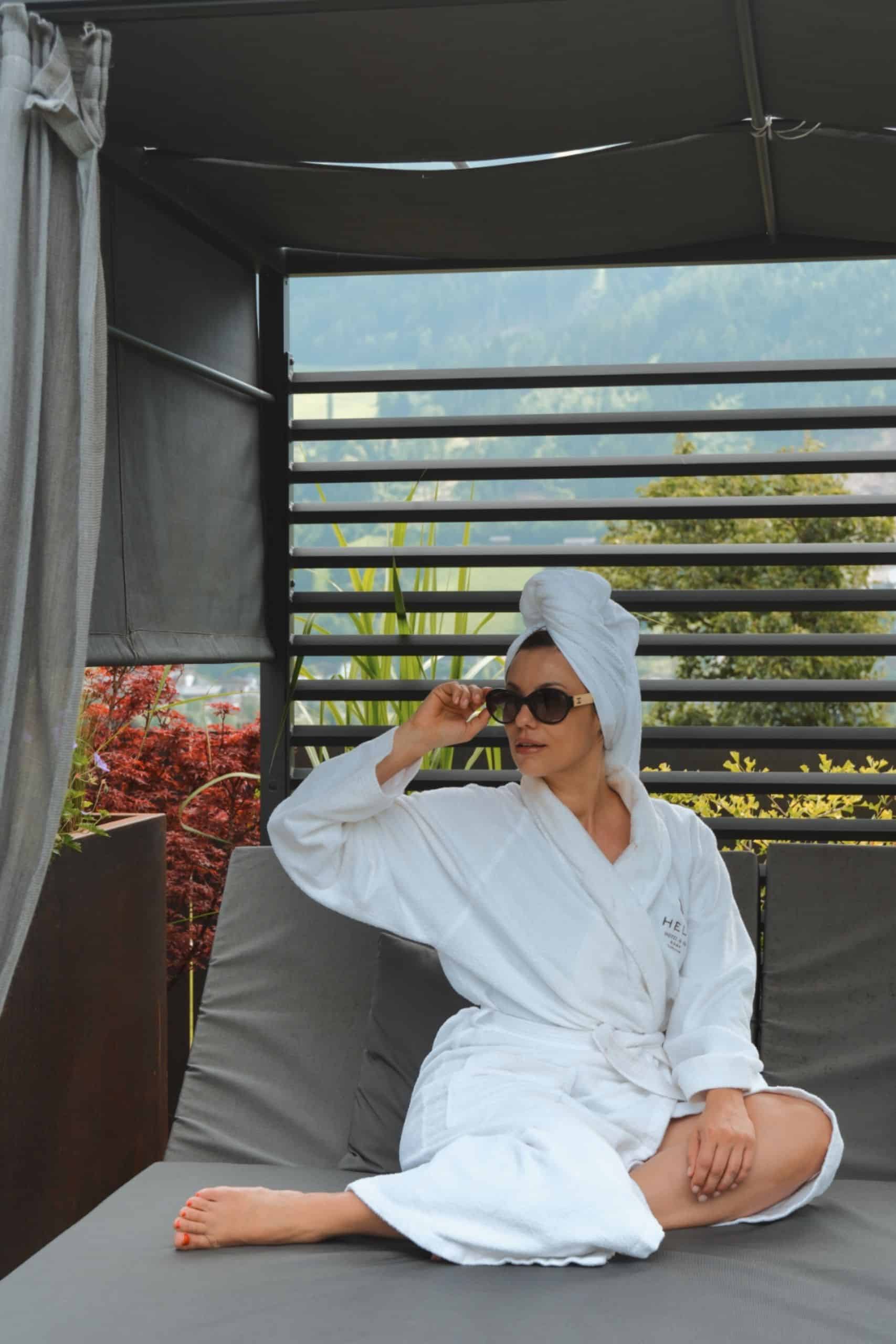 Frau im Bademantel - Wellnessurlaub