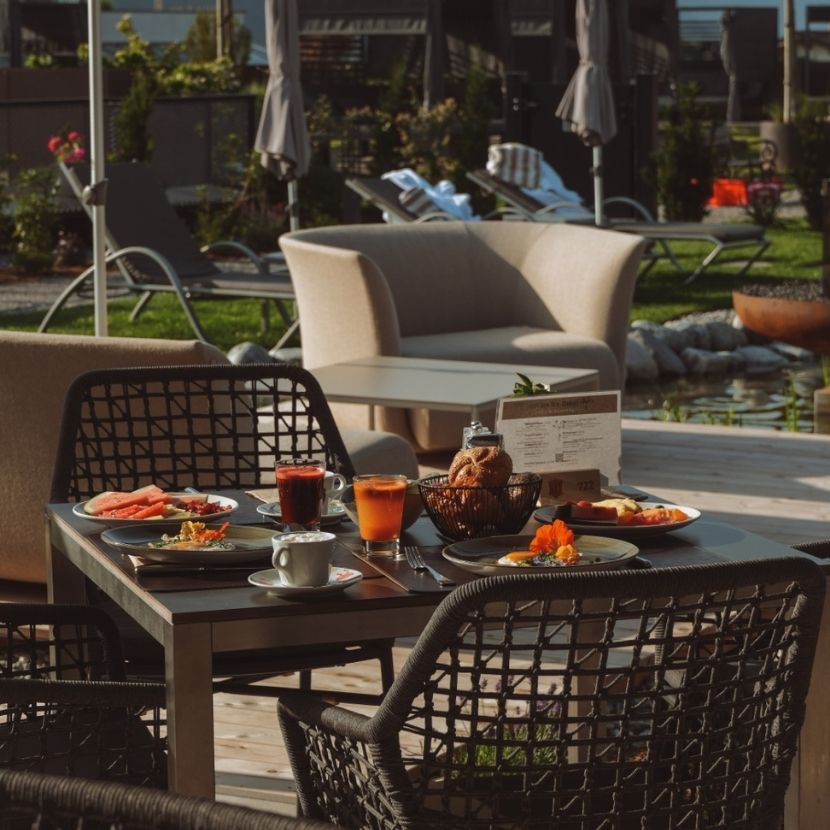 Frühstück Frühstück auf der Terrasse im Hotel Held
