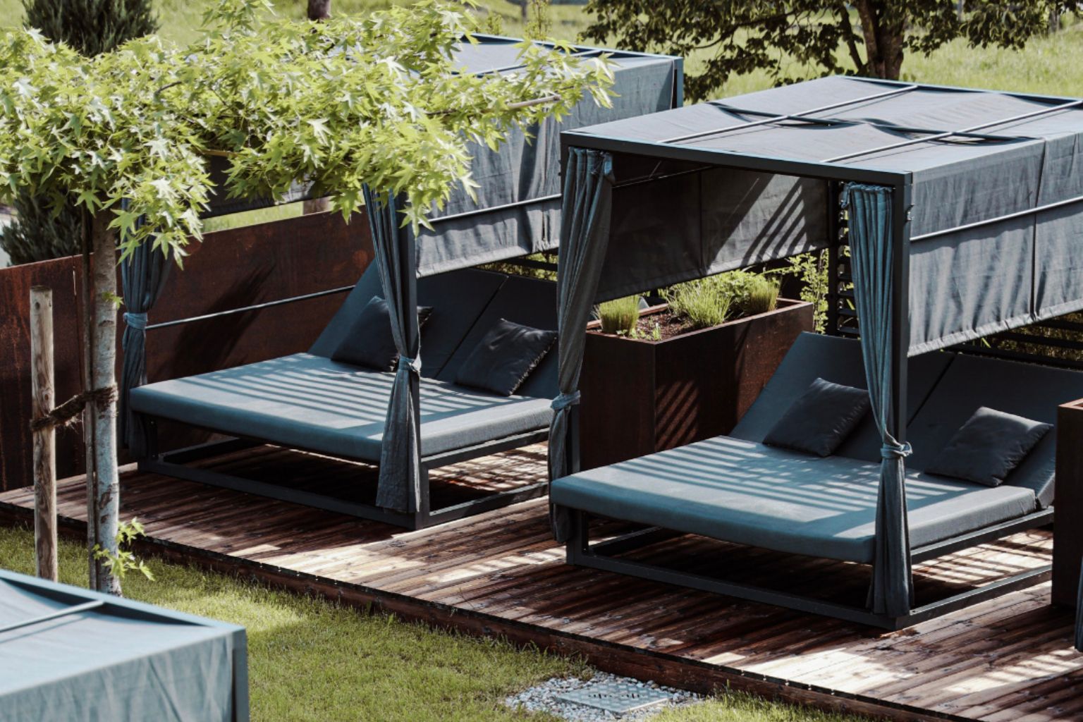 Day Beds im Garten SPA