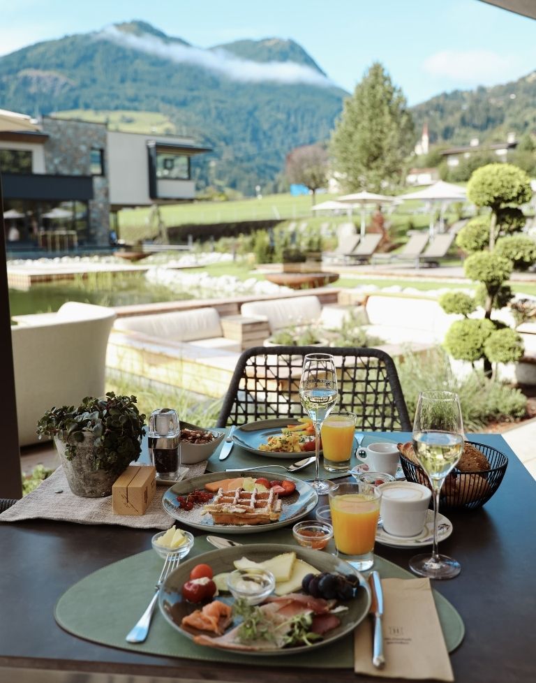 Frühstück auf der Terrasse im Hotel Held