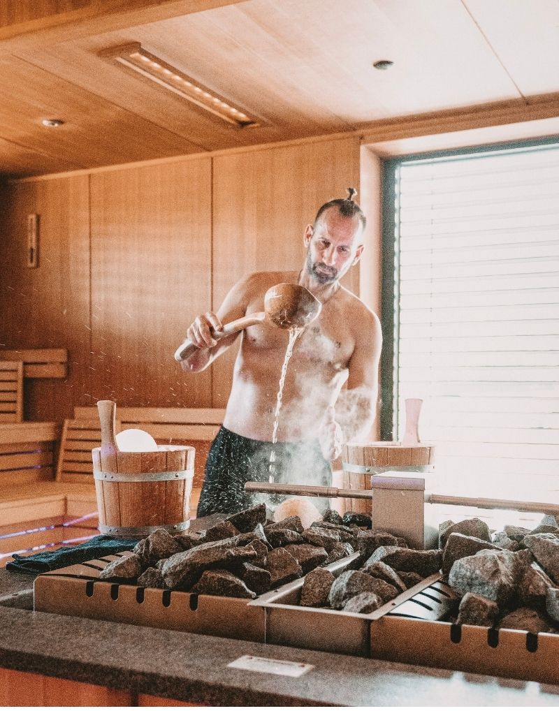 Saunameister Marc Zipperle im Hotel Held